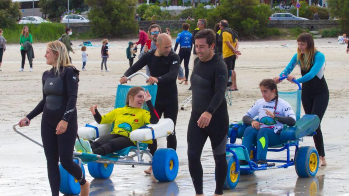 Participantes na última edición do Campionato de España de Surf Adaptado, na praia de Patos, en Nigrán.   | // FDV