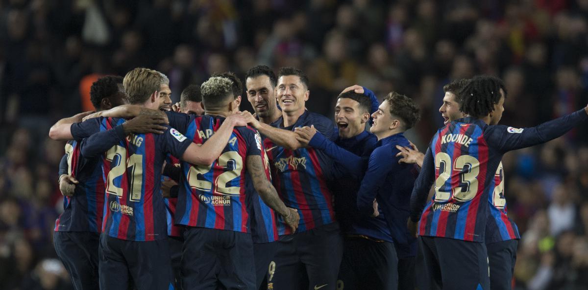 Los jugadores azulgrana celebrando el triunfo al finalizar el partido.