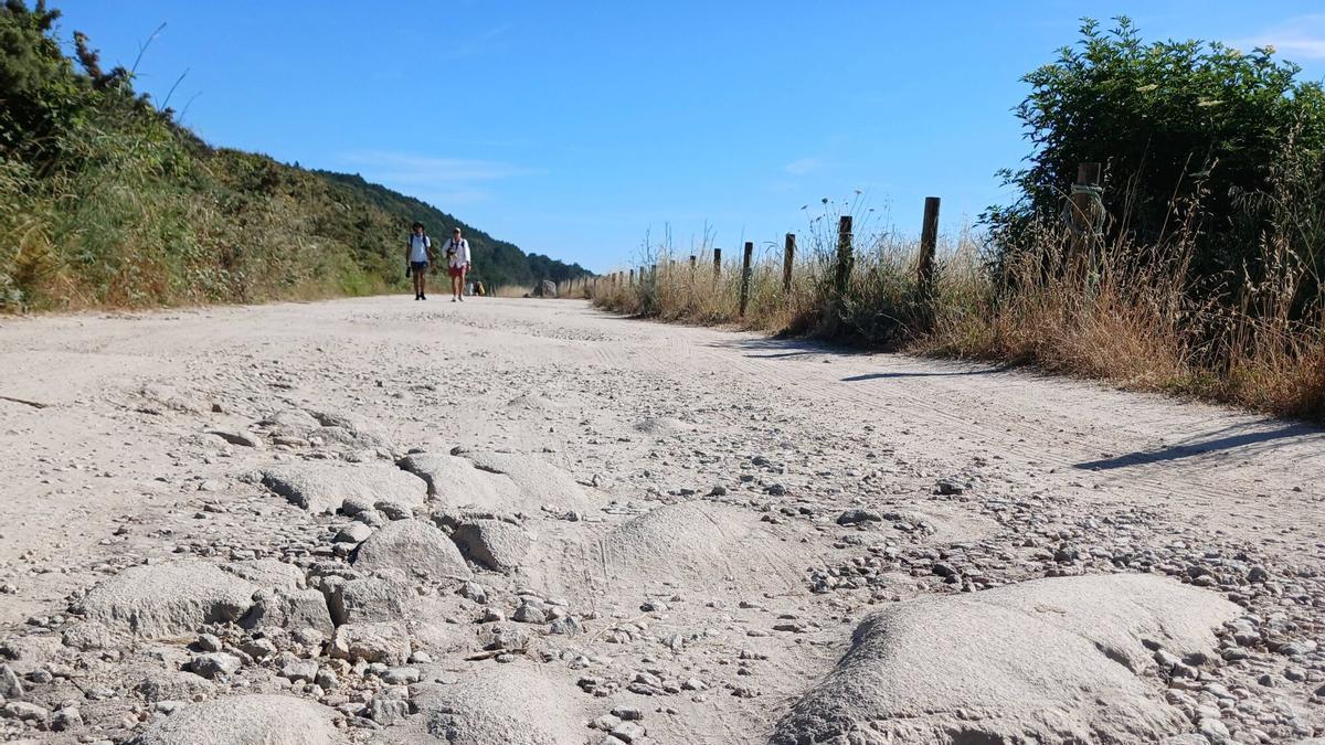 Pista forestal en mal estado entre Donón y Melide