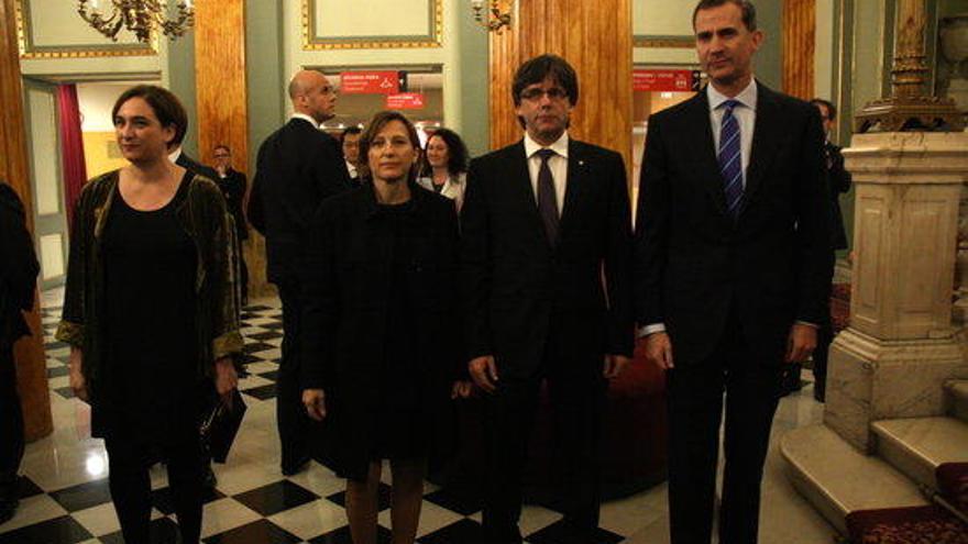 El Rei amb les autoritats catalanes.