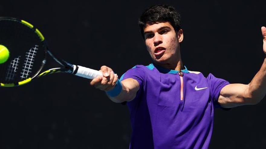 Carlos Alcaraz, en su partido del Open de Australia ante Botic Van De Zandschulp.