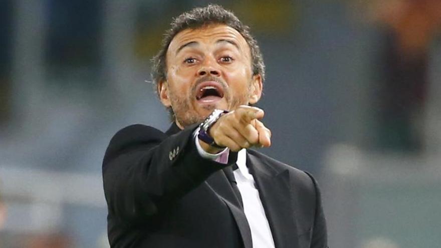 Luis Enrique da instrucciones durante el partido.