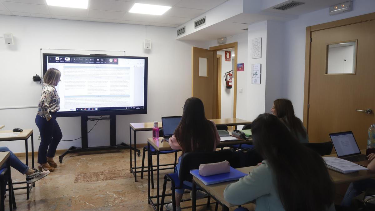 Cintia Royo imparte una clase de formación de Magisterio en Aragonesa de Educación