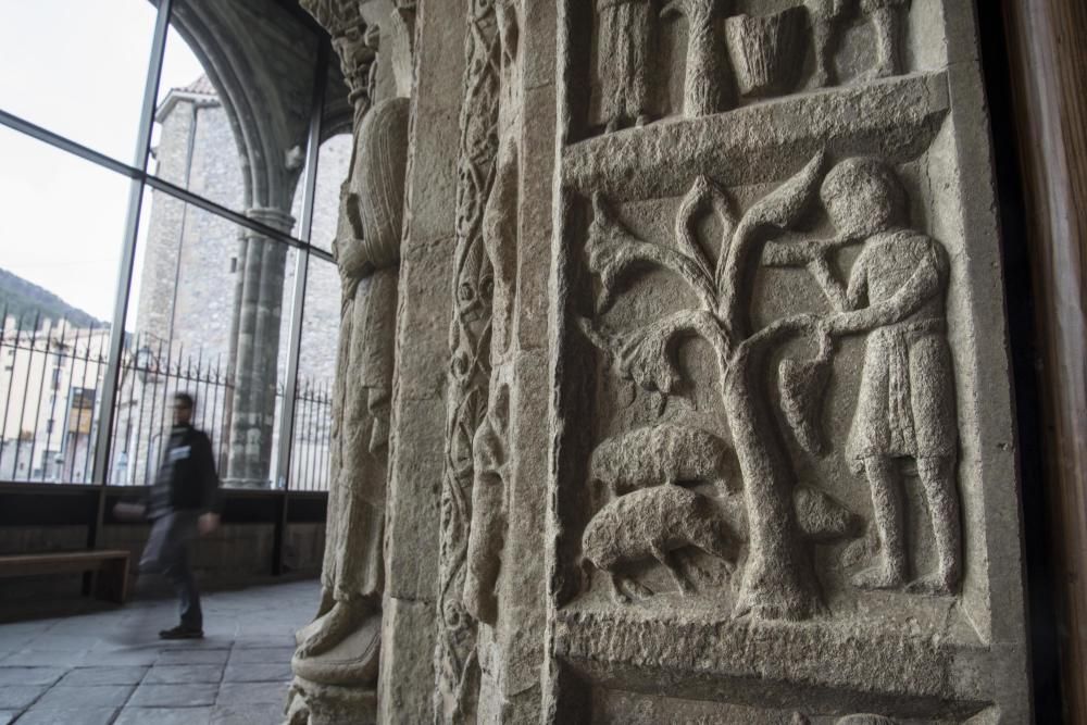 La portalada del Monestir de Ripoll torna a lluir després de la restauració