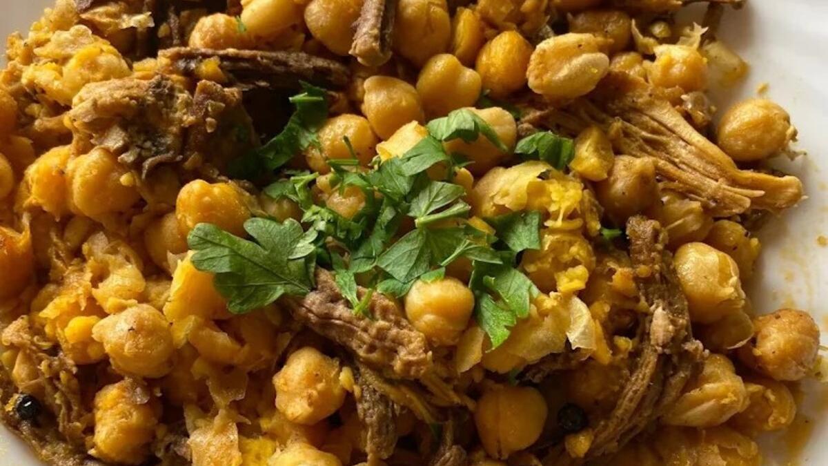 El bar ofrece distintos platos de la cocina canaria tradicional