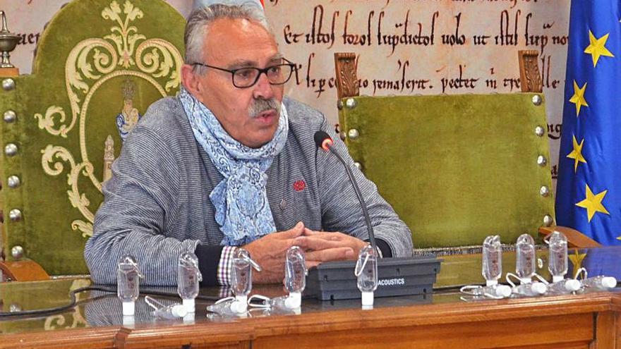 El concejal de Turismo, José Mariño, con los botes de gel. | E. P.