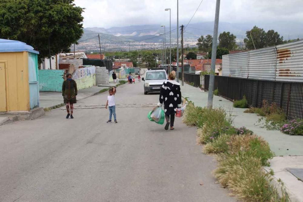 Reparto solidario de comida en los Asperones