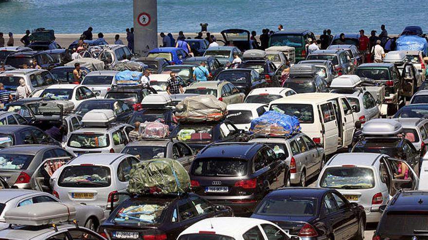 Colas. Cientos de vehículos esperaban en el puerto de Algeciras el momento de poder embarcar hacia África.