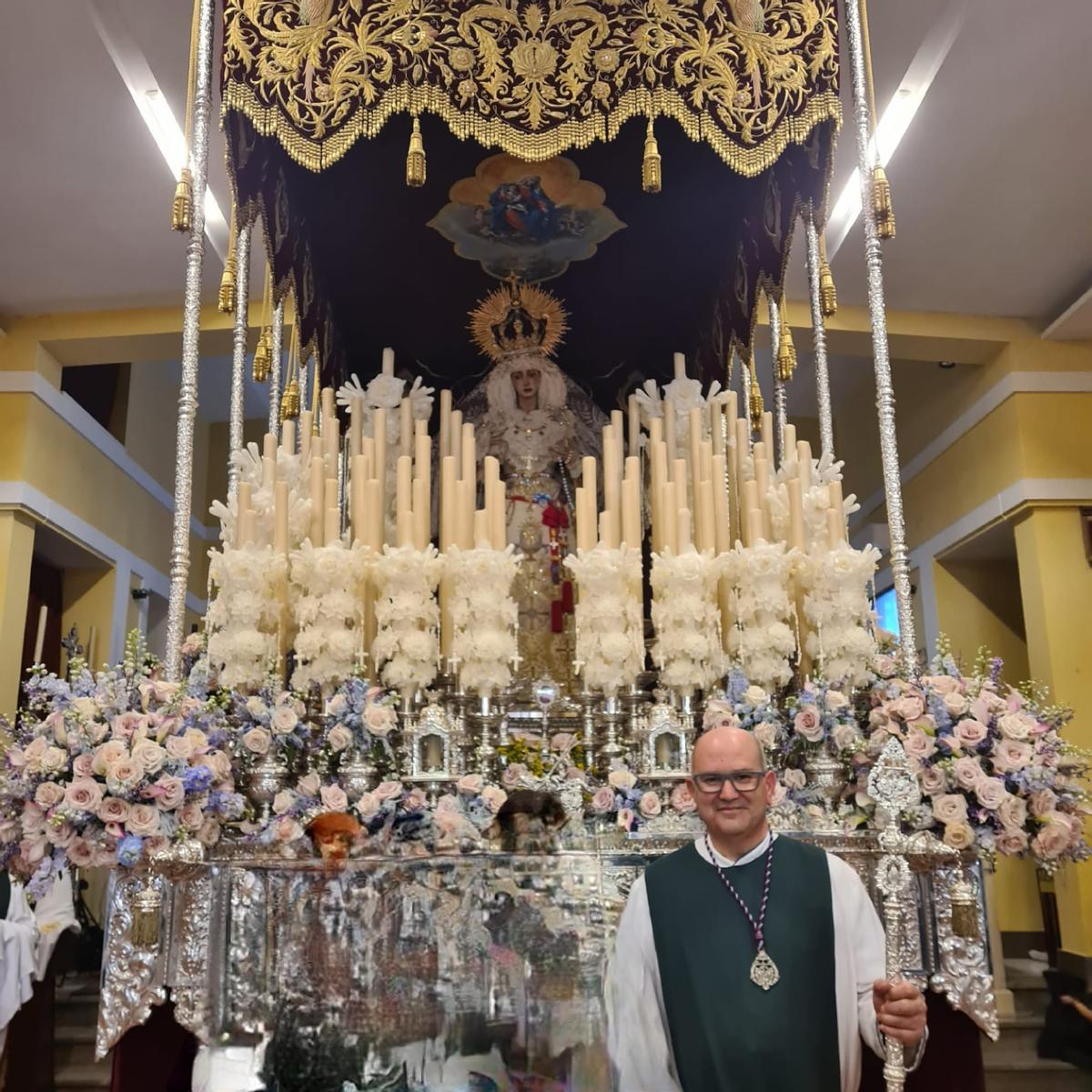 El presidente del Centro Asturiano de Sevilla, Juan Alberto González García, en el acto de la Hermandad de la Veracruz.