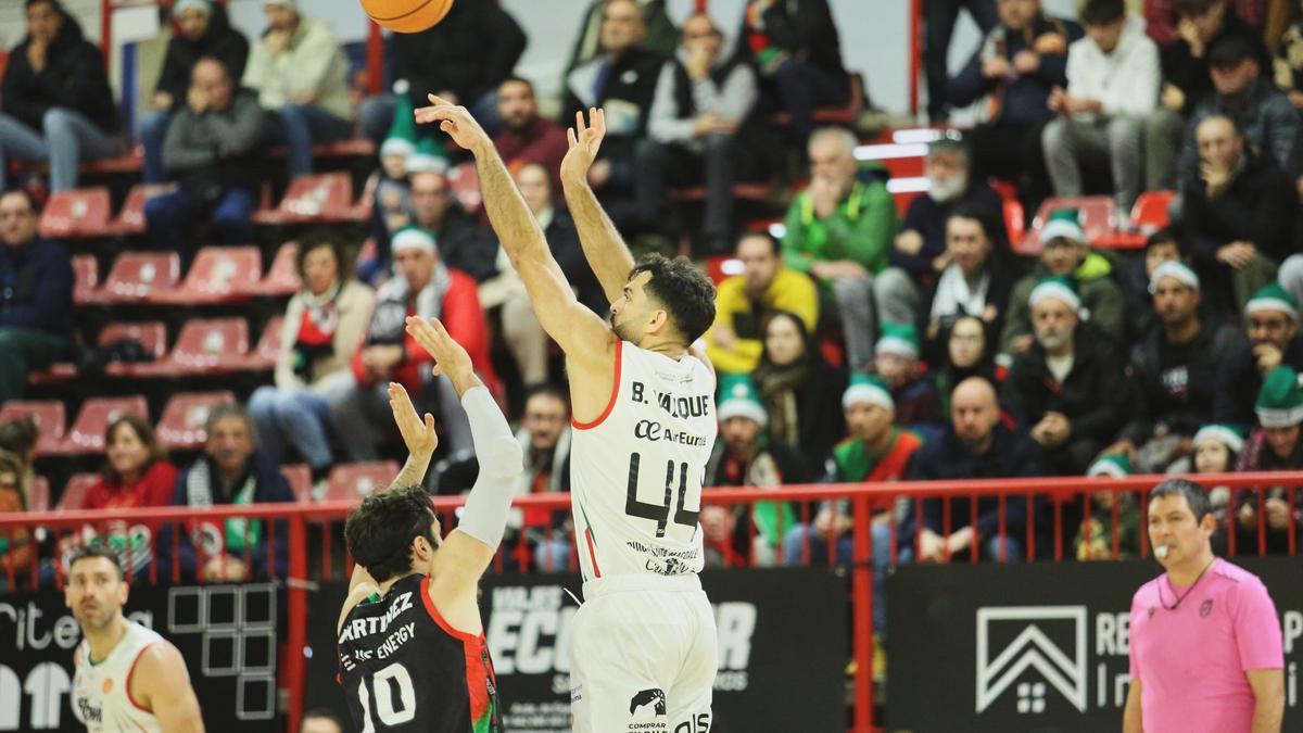 Brian Vázquez lanza a canasta en el duelo ante el Cantabria.