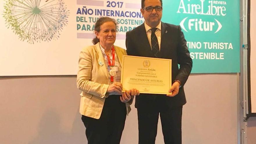 La directora de la revista &quot;Aire Libre&quot;, Paloma Fernández, y el director general de Comercio y Turismo, Julio González Zapico, ayer, con el diploma acreditativo del galardón concedido al Principado de Asturias.