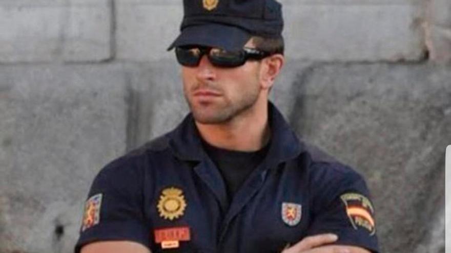 Redes Sociales | Un policía nacional, la 'compentencia' del guardia civil  más sexy de Twitter