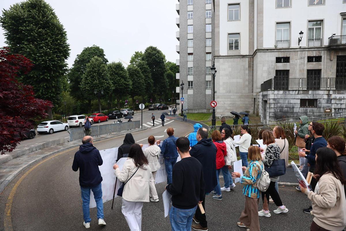 En imágenes: así fue la manifestación por las calles de Oviedo de los vecinos de Trevías que luchan por cambiar la depuradora de lugar En imágenes: así fue la manifestación por las calles de Oviedo de los vecinos de Trevías que luchan por cambiar la depuradora de lugar