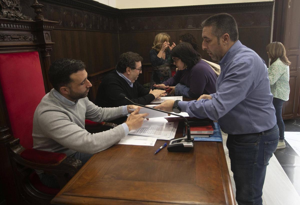 El alcalde de Sagunt, Darío Moreno, y el edil Javier Timón, en un pleno.