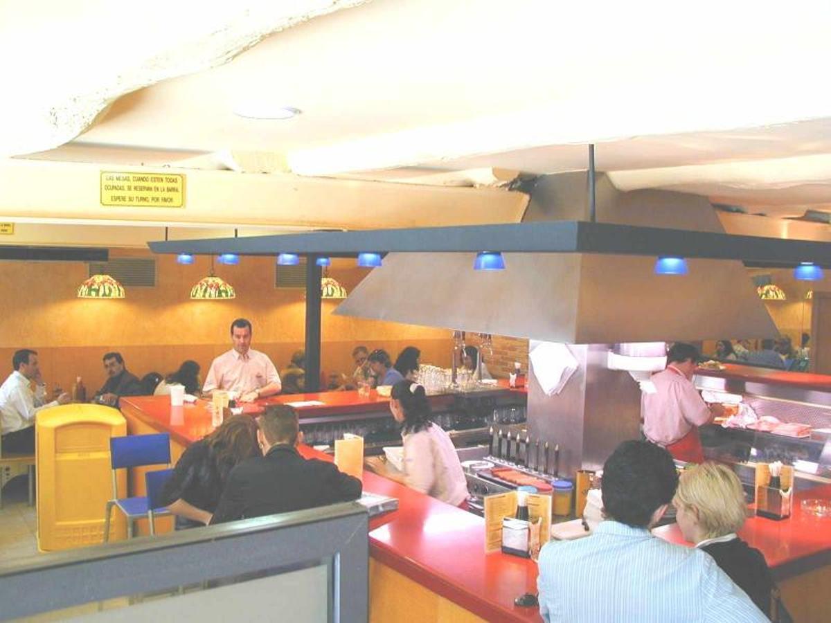 Interior del bajo que albergó el primer Corner Hut. El camarero del fondo es Ángel Antonio Parada, el empleado en activo con más años de experiencia, más de 45.