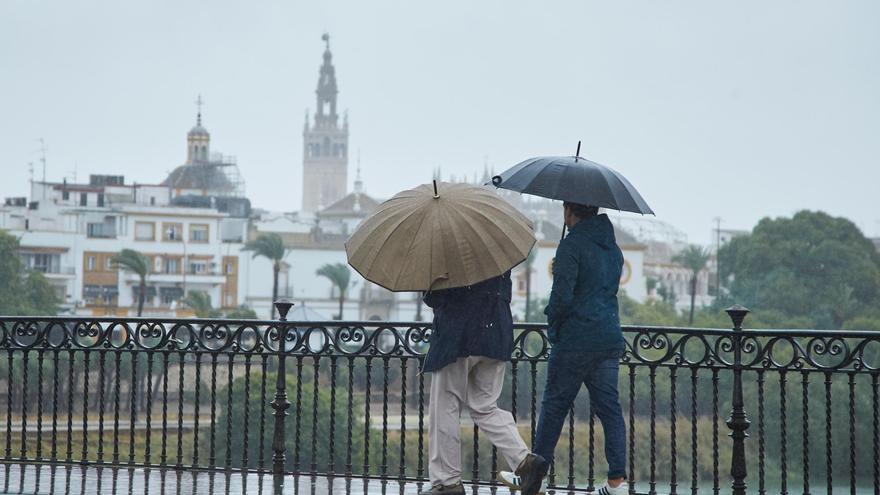 Ambiente lluvioso y de viento este viernes en Sevlla. / El Correo