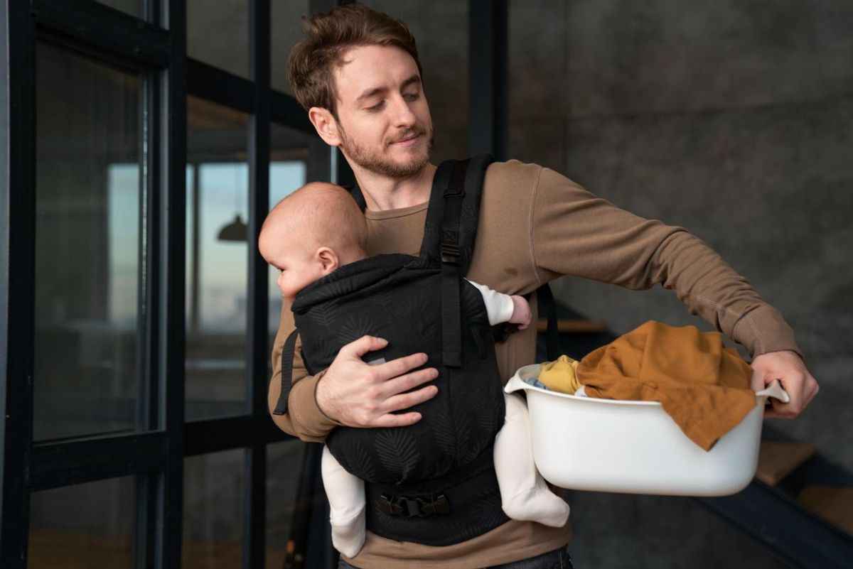 Un padre con su hijo en un portabebés.
