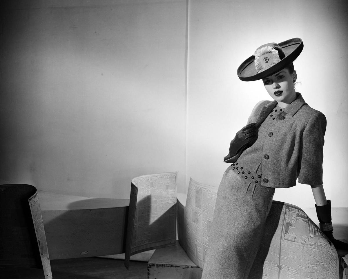 Modelo con un traje diseñado por Peter Russell, en el Vogue Studio de Londres, en 1943.