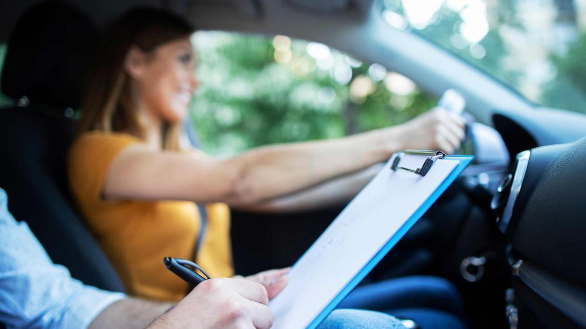 Hasta 900 euros para el carnet de conducir en Castilla y León: así son las nuevas ayudas para jóvenes.