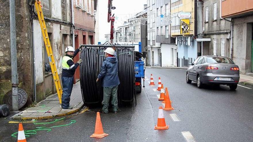 Labores de ampliación de la red de fibra óptica en A Estrada iniciadas esta semana. // Bernabé / J.C. Asorey