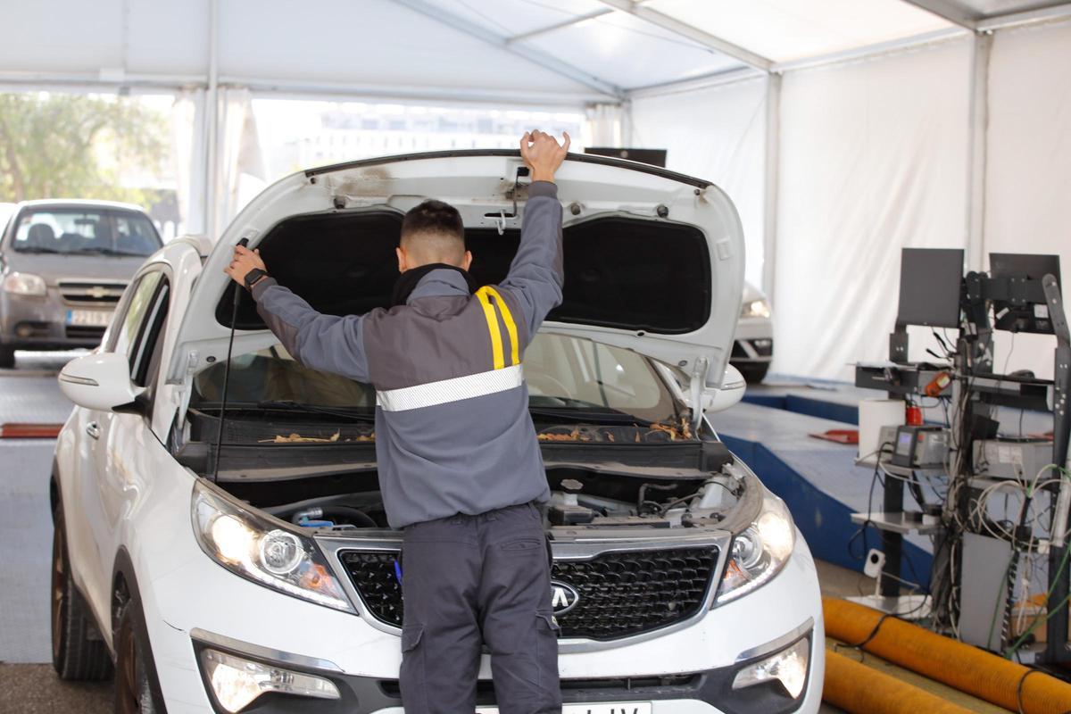 Imagen de archivo de una unidad móvil de la ITV en el Recinto Ferial.