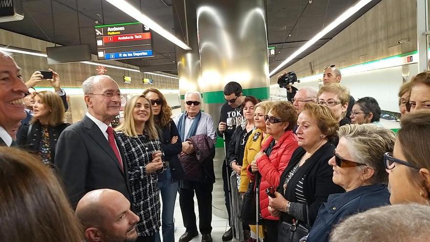 El alcalde Francisco de la Torre y la consejera Marifrán Carazo, con afiliados de la ONCE en la estación de El Perchel.