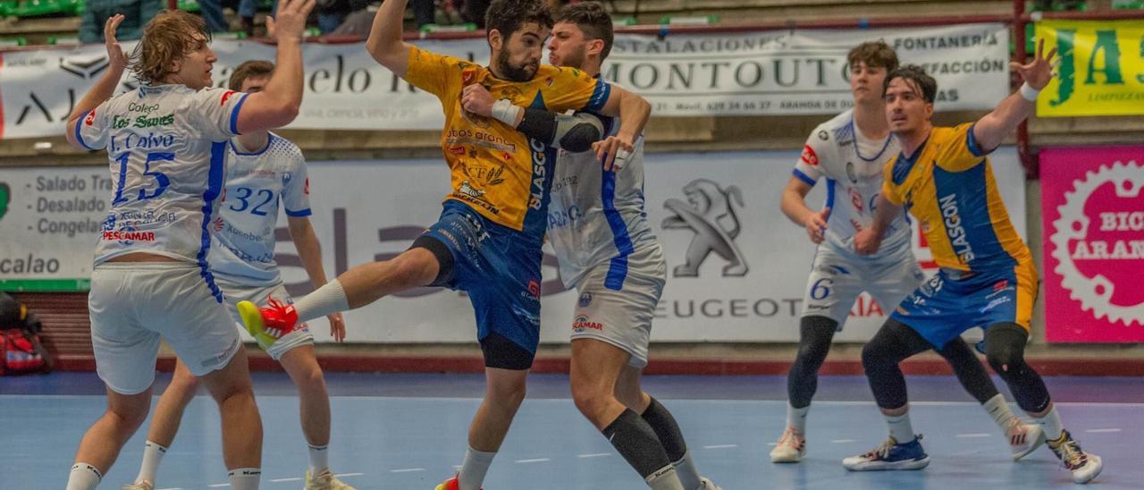 Nico López lanzando en un partido del BM Villa de Aranda (Burgos).