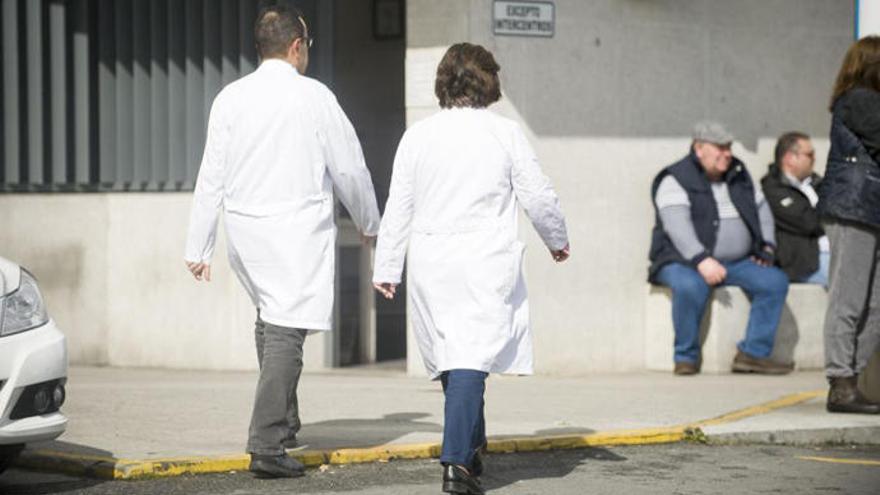 Profesionales del Hospital de A Coruña en uno de los accesos a sus instalaciones.