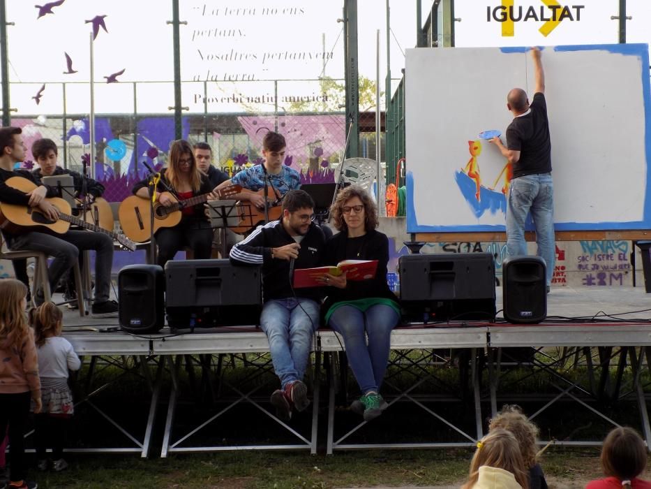 El cantant de Txarango presenta els dibuixos de Gubianas a Navàs