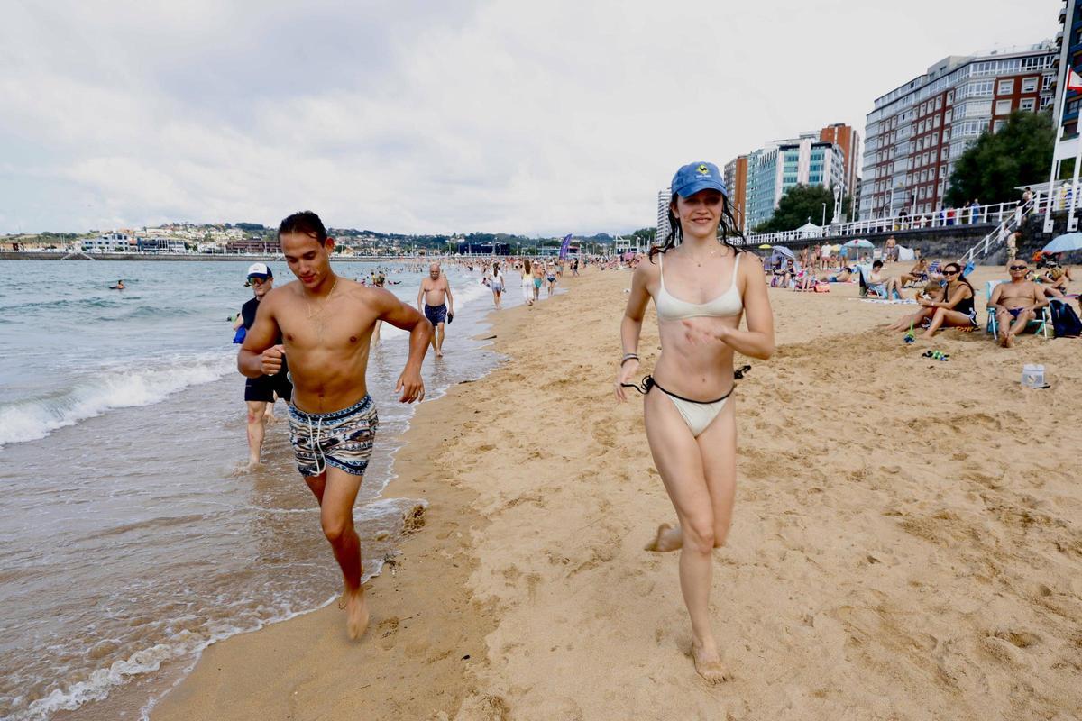 Luz Rubio y Rodrigo Aimar de Vicente, corriendo por la playa de San Lorenzo.