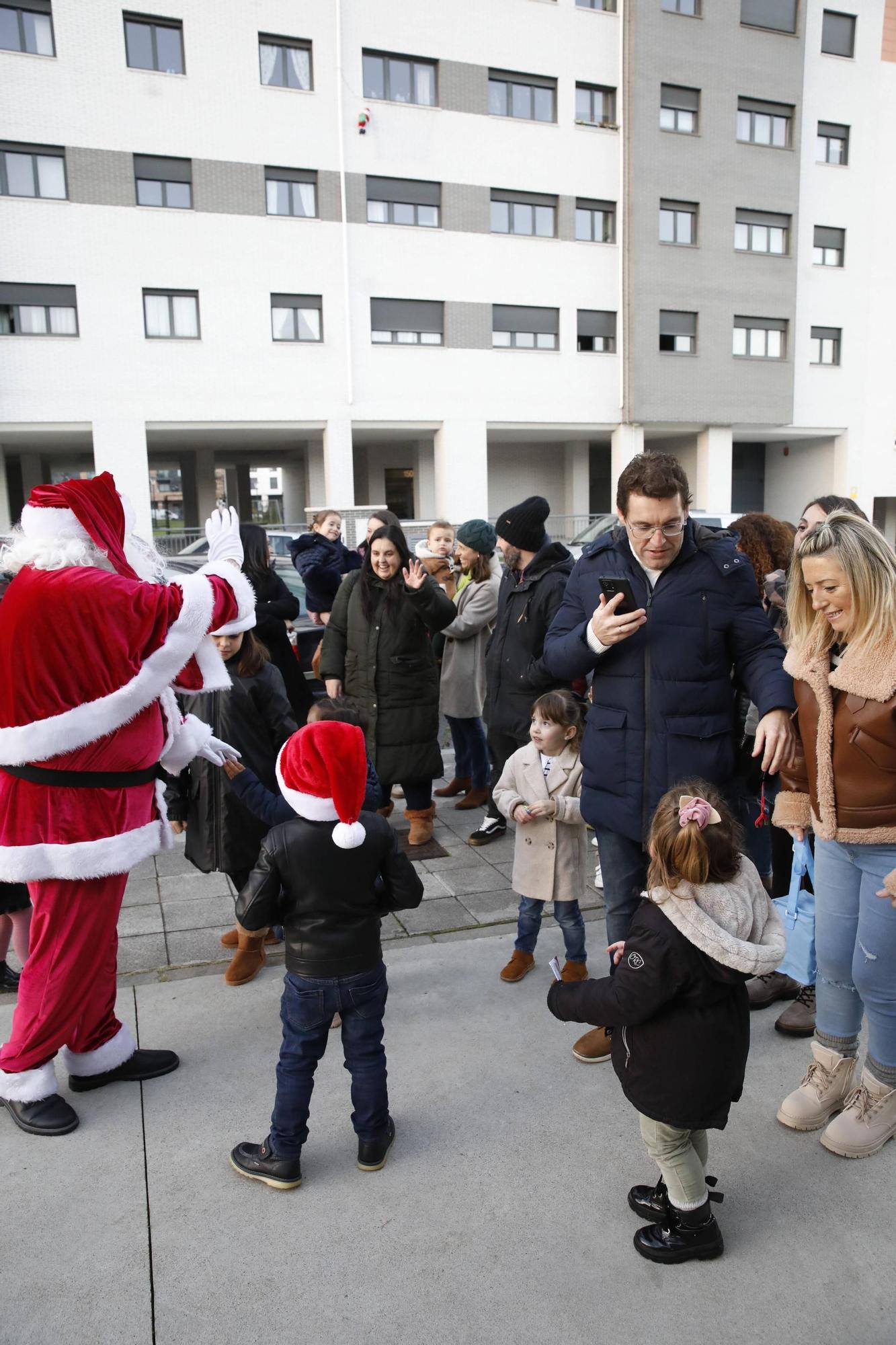 Así fue la visita de Papá Noel a Nuevo Roces, en imágenes