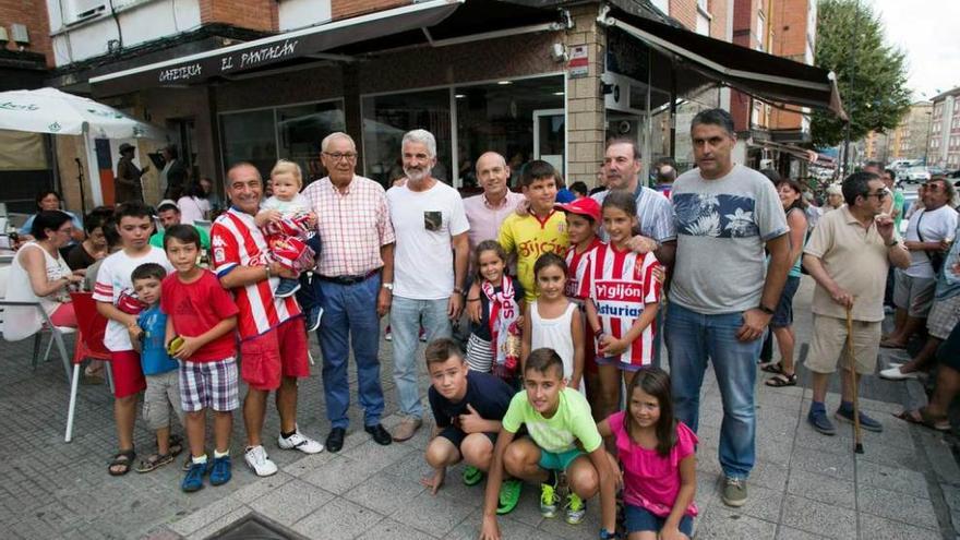 Miembros de la peña El Pantalán, con los exjugadores Redondo y Cundi, ante la sede social.