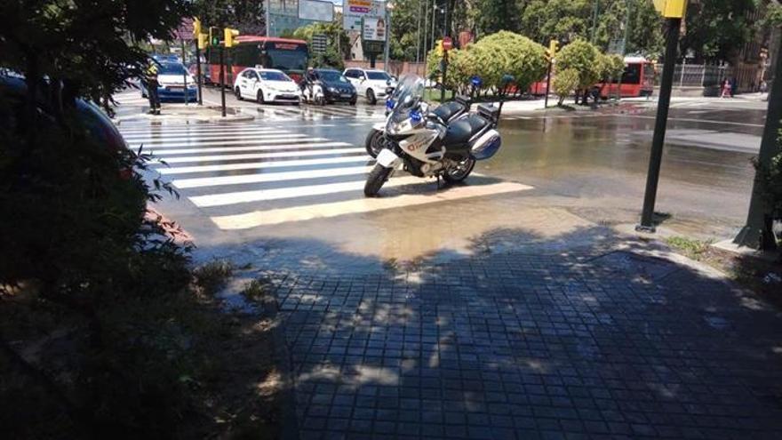 Un reventón inunda varios carriles en María Agustín