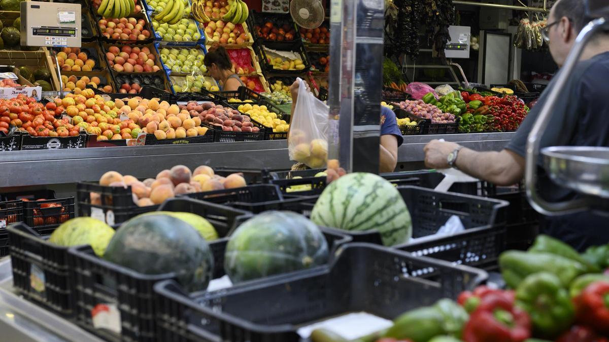 Puesto de frutas y verduras en el mercado de Santa Florentina de Cartagena.