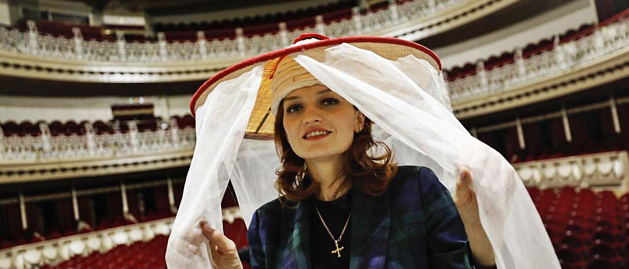 Ekaterina Bakanova, en el escenario del teatro Campoamor, con el patio del butacas detrás. | Luisma Murias