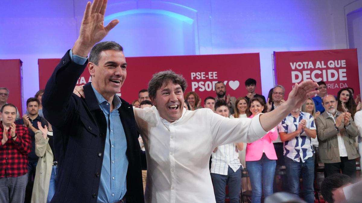 Pedro Sánchez junto al candidato a Lehendakari, Eneko Andueza, este sábado.