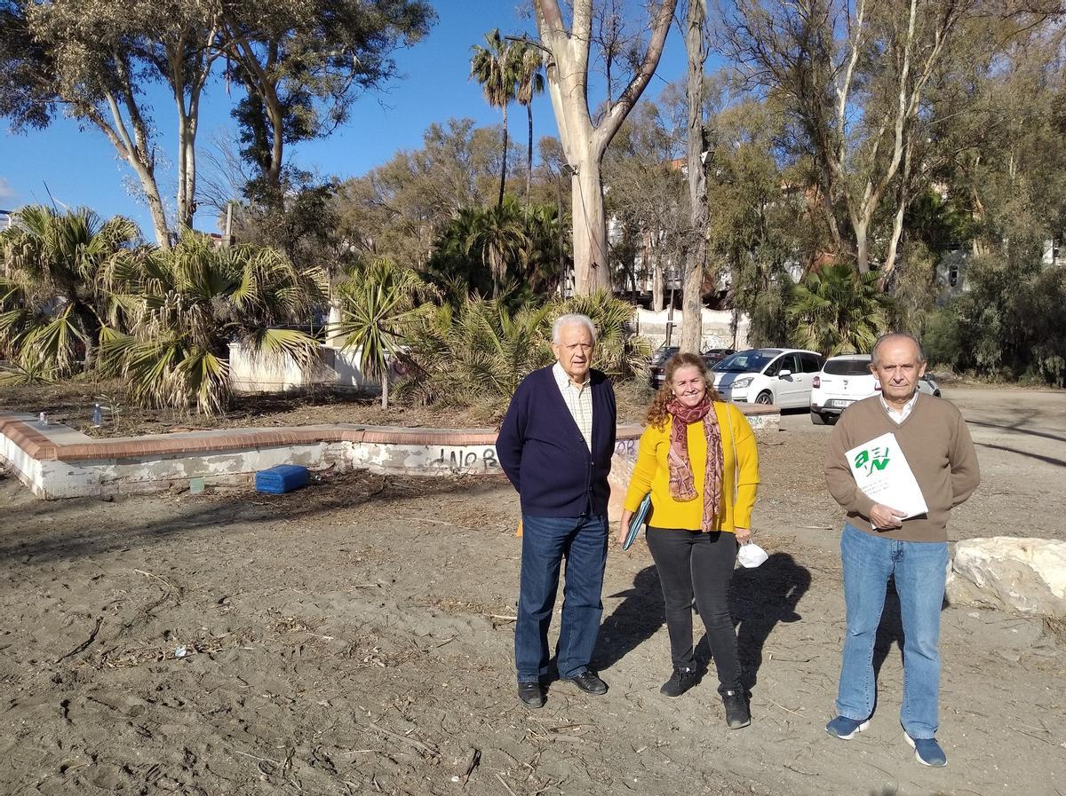 Dirigentes vecinales de Pedregalejo, en 2021 junto a la fuente de los Baños del Carmen.