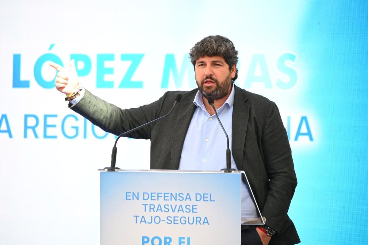Acto en defensa del trasvase en Pilar de la Horadada con la presencia de los presidentes autonómicos de la Comunidad Valenciana y Murcia, convocado por los regantes Acto en defensa del trasvase en Pilar de la Horadada con la presencia de los presidentes autonómicos de la Comunidad Valenciana y Murcia, convocado por los regantes