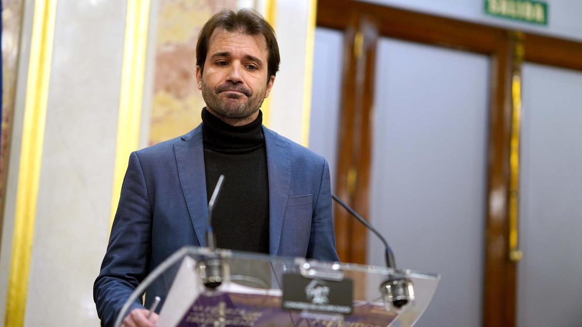 Javier Sánchez Serna diputado de Podemos durante su comparecencia en el Pleno del Congreso para informar la marcha de su grupo al grupo Mixto del Congreso .