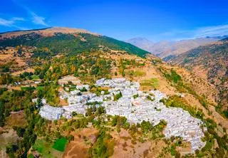 El pueblo blanco situado junto a un barranco de 1.400 metros de profundidad y donde pasar un verano más fresco