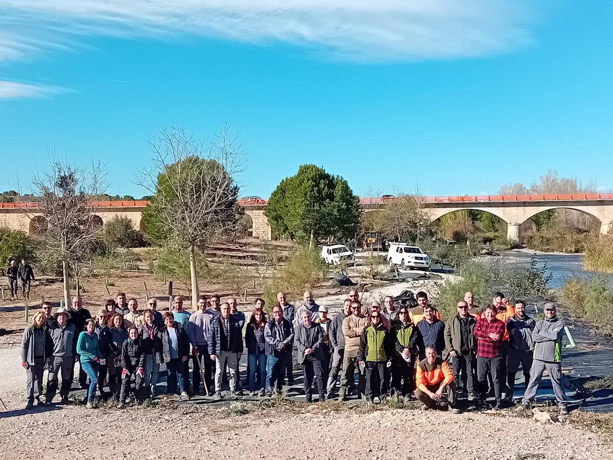 Participantes en los trabajos de eliminación de las cañas en las Riberas del Túria 1