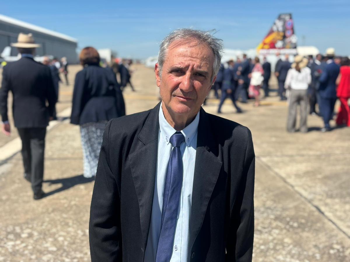 José Gabriel Garrido, padre de Gabriel Garrido, uno de los pilotos caídos en un vuelo de formación, en la Base Aérea de Talavera la Real (Badajoz).