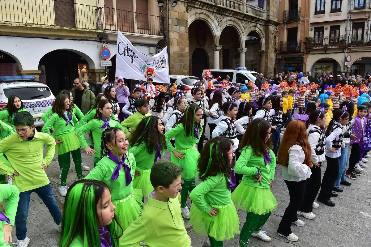Fotogalería | Los colegios estrenan el Carnaval en Plasencia