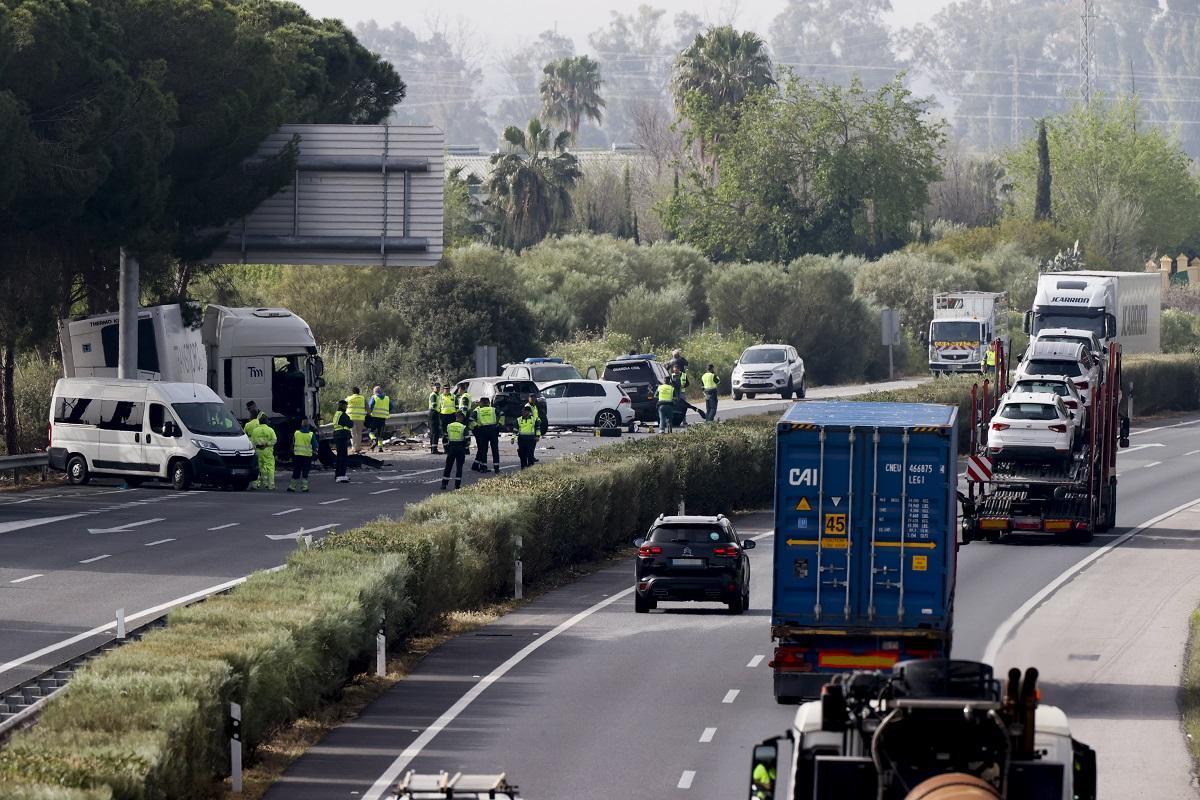 El camión accidentado, a la izquierda de la imagen, esta mañana. El vehículo arrolló un control de la Guardia Civil en un siniestro que ha dejado seis muertos.