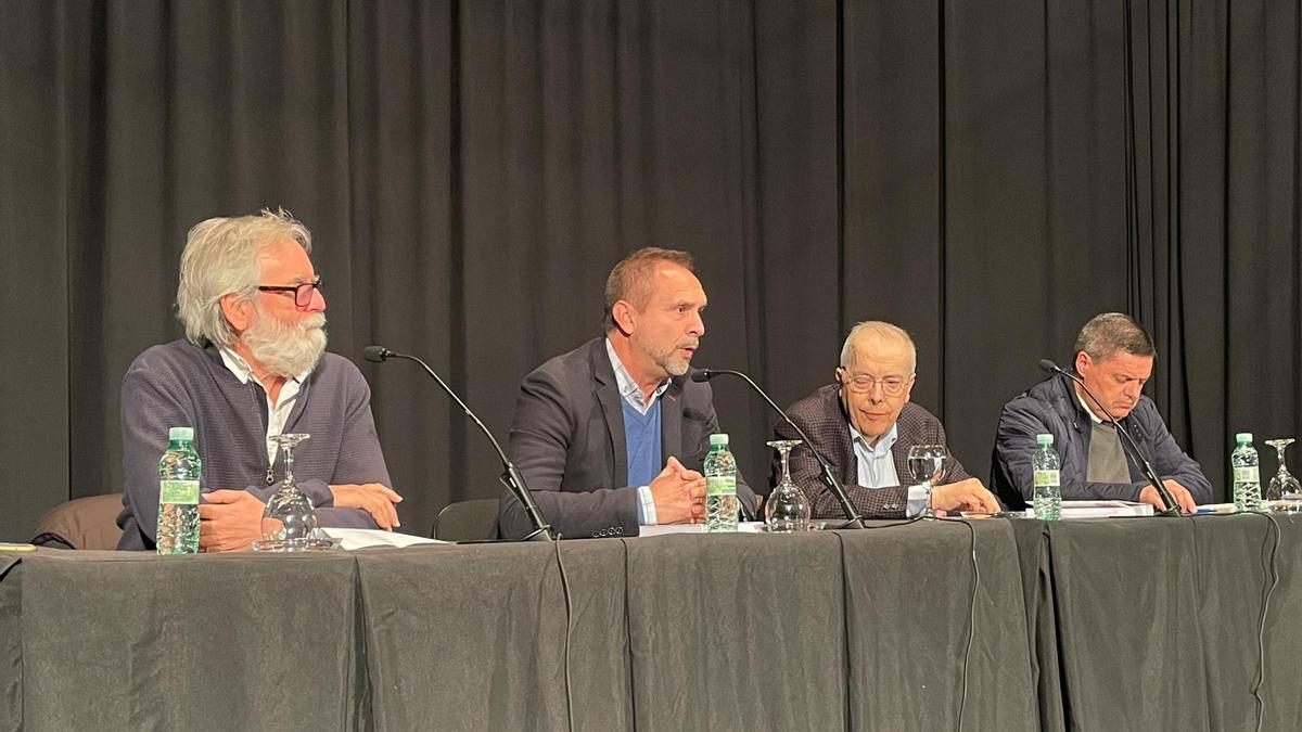 Presentan el libro 'Dos Torres: Fiestas y Tradiciones', de Carlos Alcalde Gallardo (segundo por la derecha).