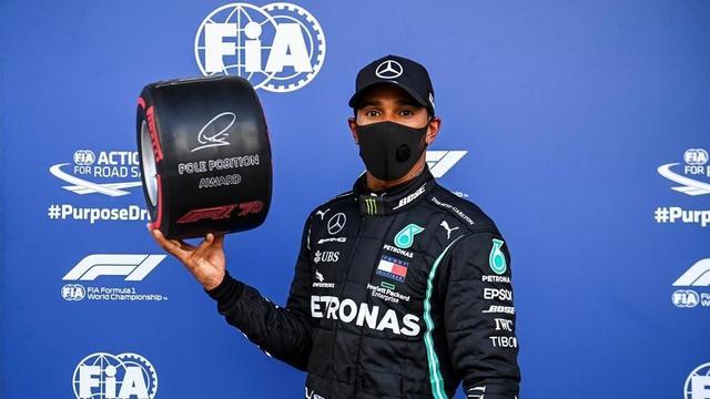 Hamilton, con el trofeo como ganador de la 'pole position' en Sochi.