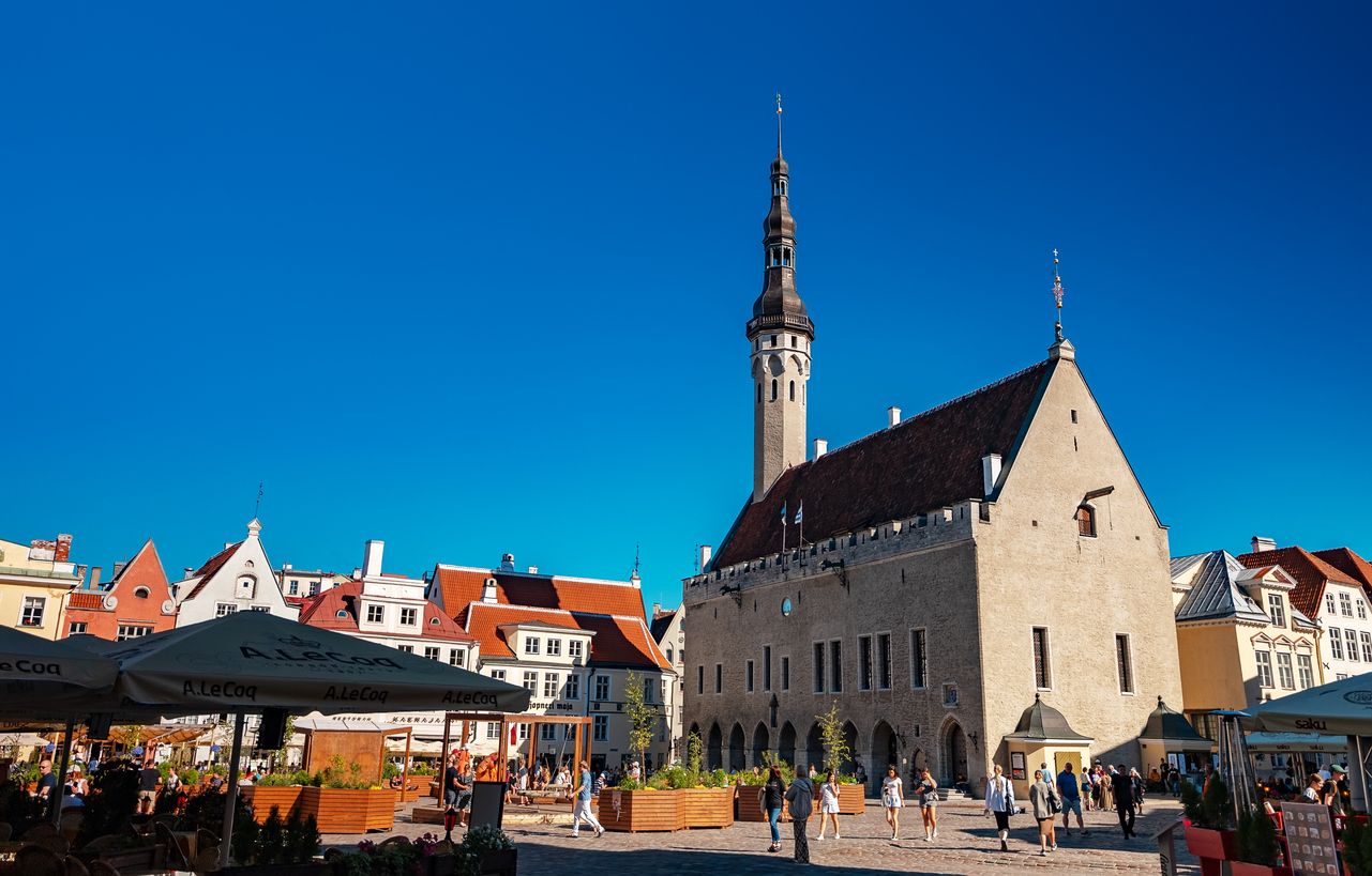 Así es la plaza del Ayuntamiento de Tallin, Estonia