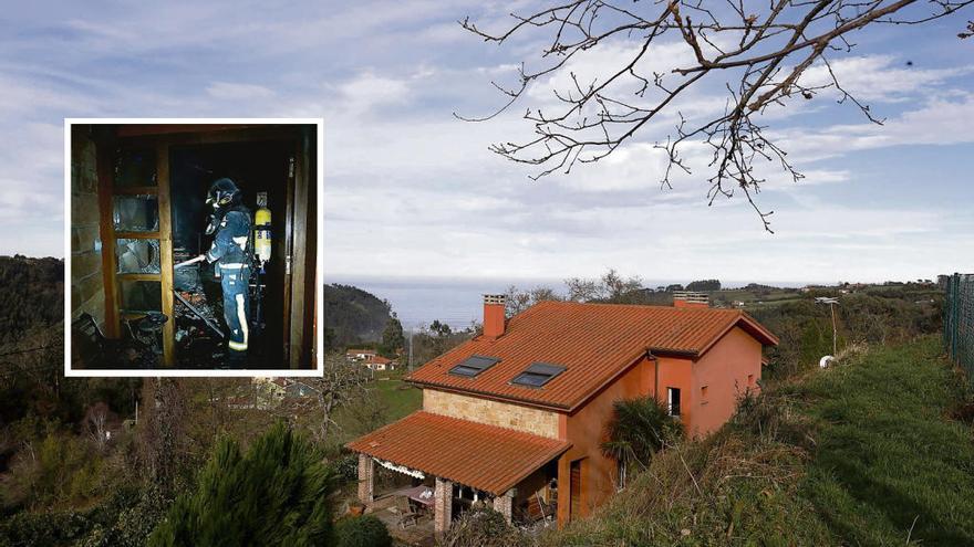 La vivienda donde tuvo lugar el incendio. En el recuadro, estado en el que quedó el domicilio tras el fuego