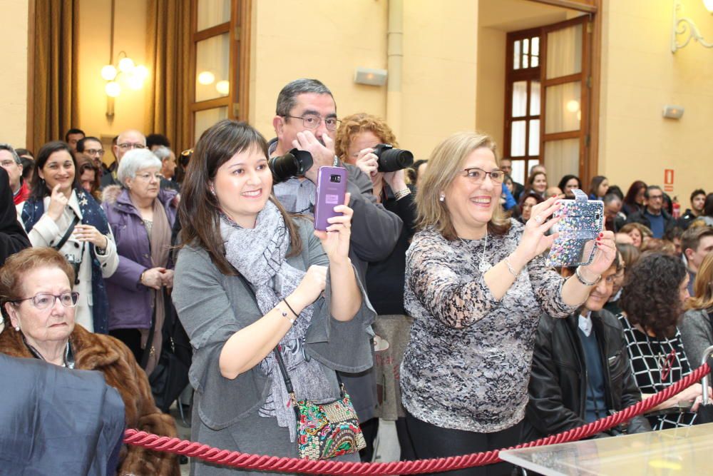 Intercambio de fotos con la fallera mayor e imposición de bunyols d'or