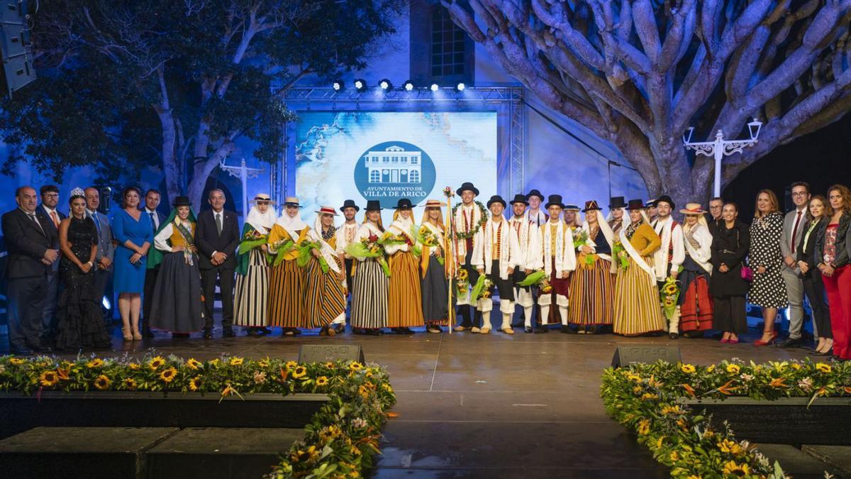 Imagen de los aspirantes a reina, míster y romera mayor con las autoridades y organizadores.